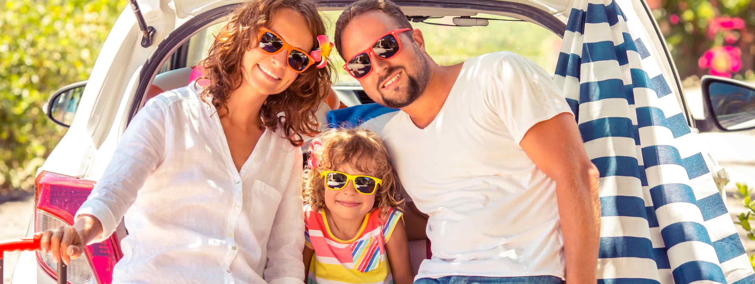 famille qui veut préparer sa voiture pour l'été avant les vacances 2017