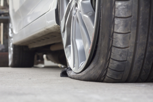 pneu éclaté a cause de pneus sous-gonflés et d'une mauvaise vérification de la pression des pneus