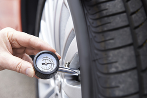 prolonger la durée de vie d'une voiture - vérification des pneus